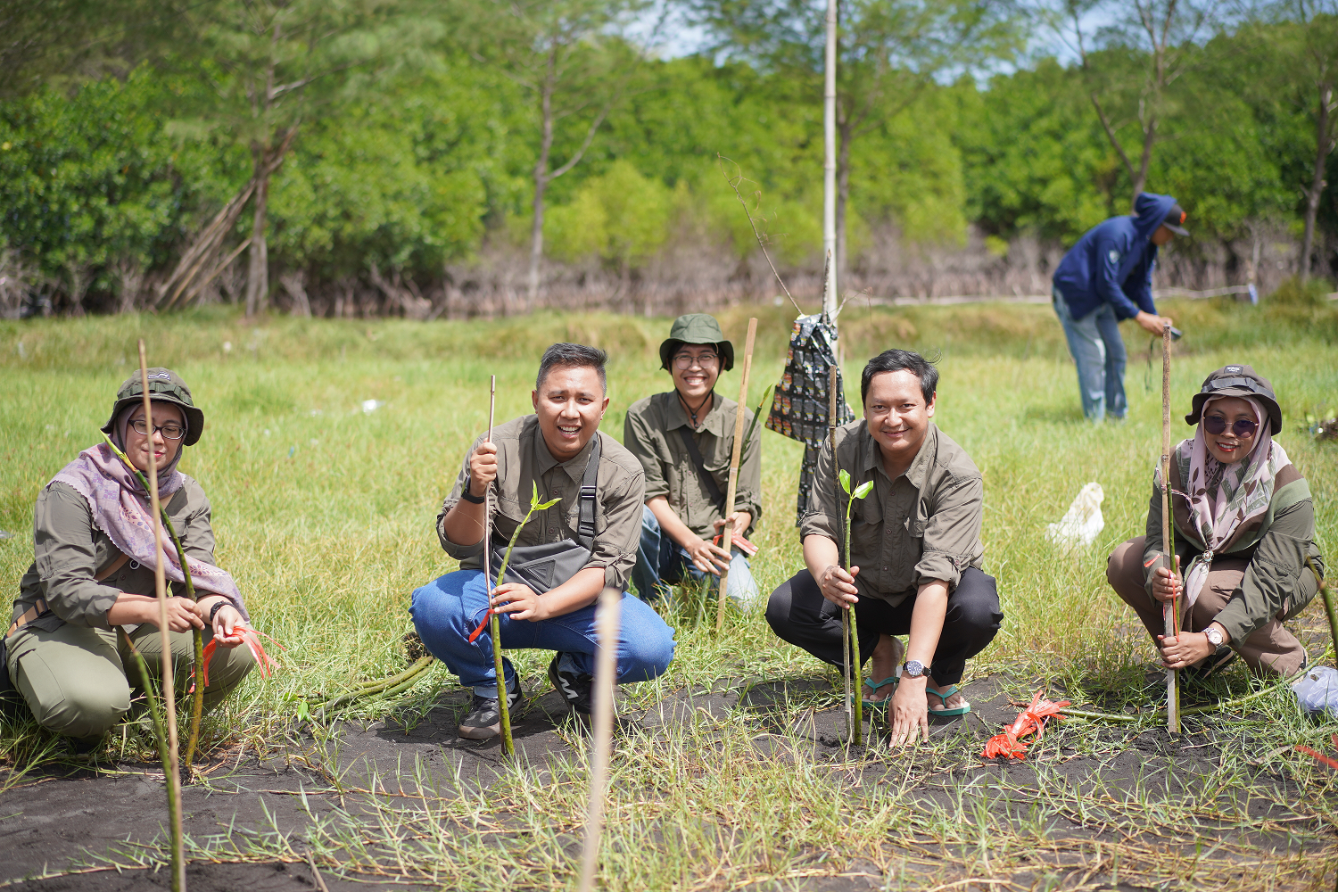 Peringatan Hari Bumi 2025: Program Studi Tadris Biologi Gelar Aksi Tanam 1000 Mangrove dan Bersih Pantai