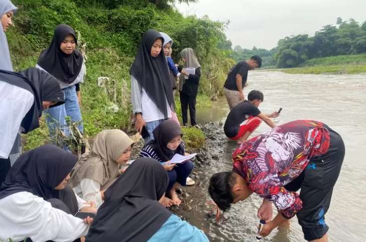 Mahasiswa FTIK UIN KHAS Jember Teliti Kualitas Air di Sungai Bedadung