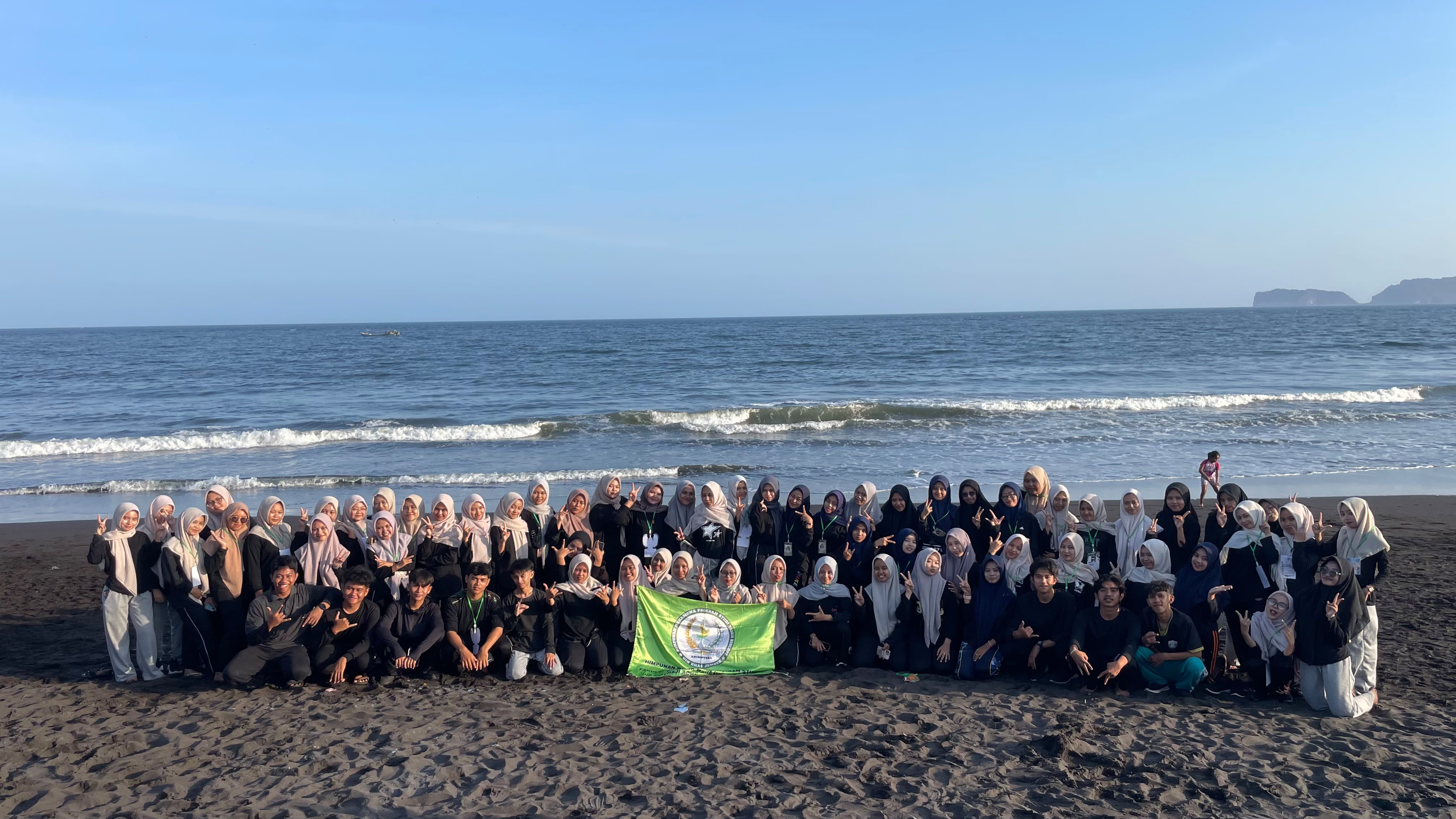 Tutup Pekan 4 BIOSTART, Mahasiswa Baru Tadris Biologi UIN KHAS Jember Tanam Mangrove dan Bersihkan Pantai