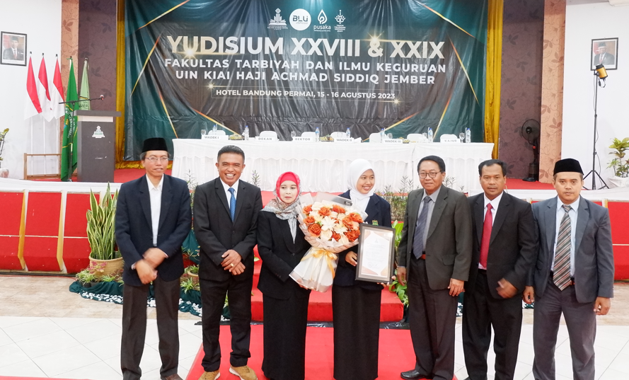 Yudisium XXIX FTIK meluluskan 40 mahasiswa Tadris Biologi, salah satunya meraih predikat peserta Yudisium terbaik