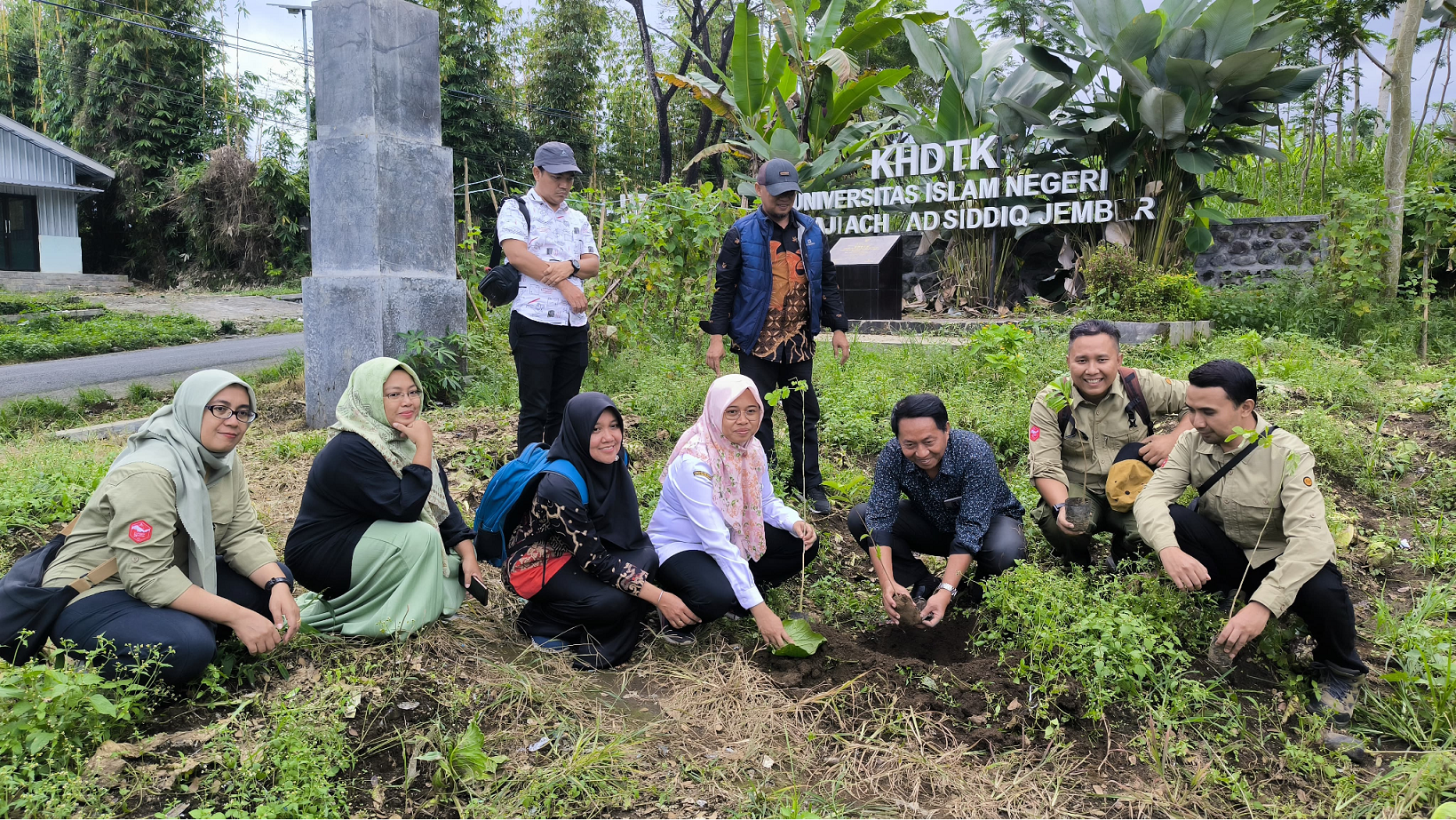 UIN KHAS Jember dan Tim Prodi Tadris Biologi Tanam 1200 Bibit Pohon di KHDTK Lumajang, Perkuat Komitmen Konservasi Lingkungan