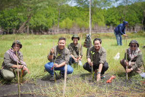 Peringatan Hari Bumi 2025: Program Studi Tadris Biologi Gelar Aksi Tanam 1000 Mangrove dan Bersih Pantai