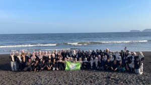 Tutup Pekan 4 BIOSTART, Mahasiswa Baru Tadris Biologi UIN KHAS Jember Tanam Mangrove dan Bersihkan Pantai
