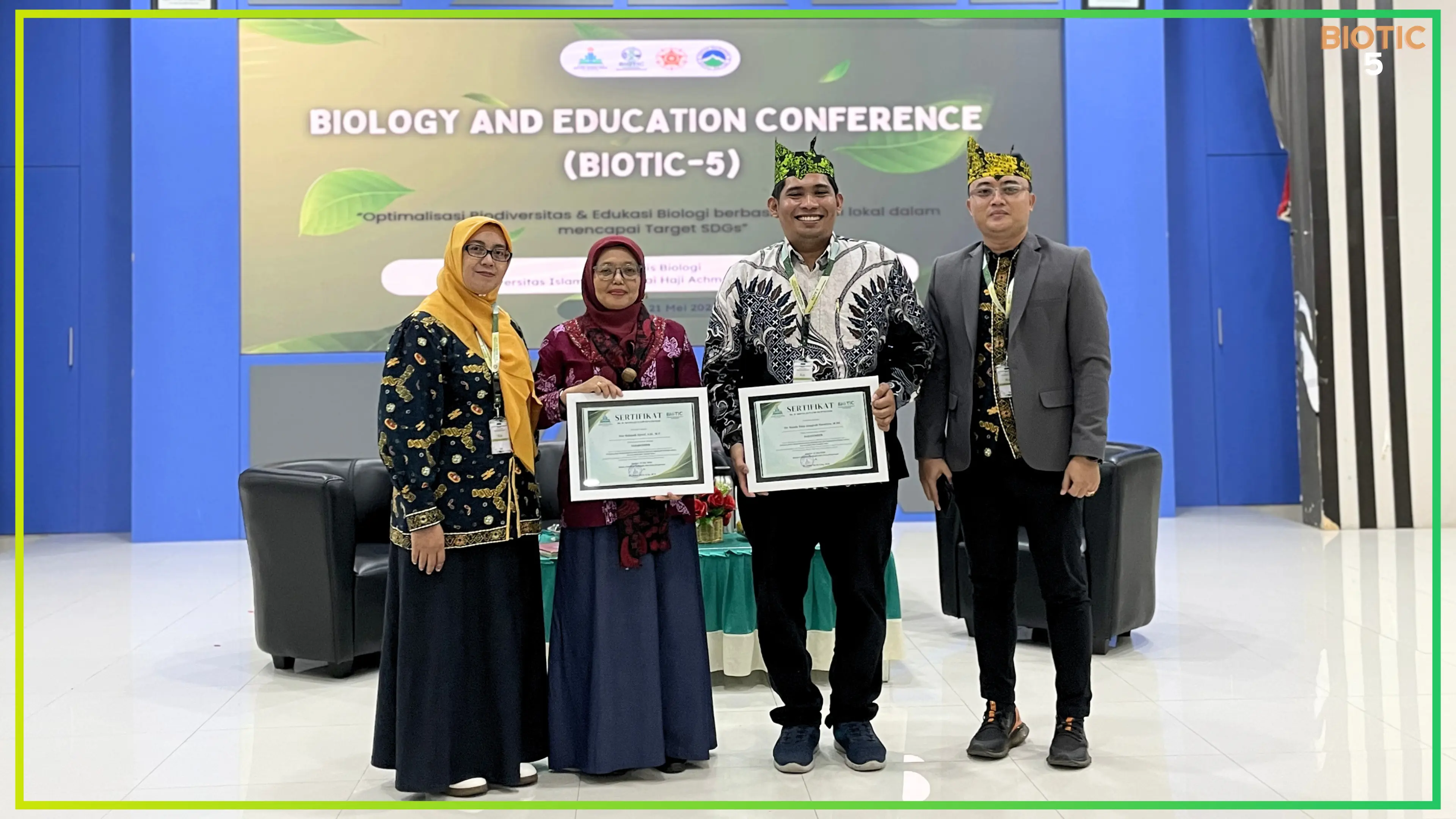 Penyerahan sertifikat narasumber Biotic 5 2026